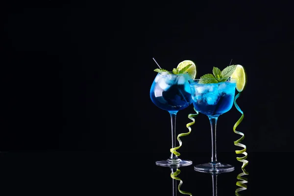 Bicchieri Blue Lagoon Cocktail Sfondo Scuro — Foto Stock