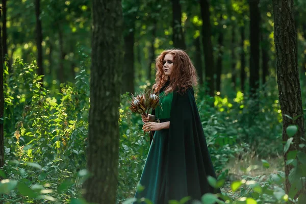 Jeune Sorcière Dans Forêt Verte — Photo