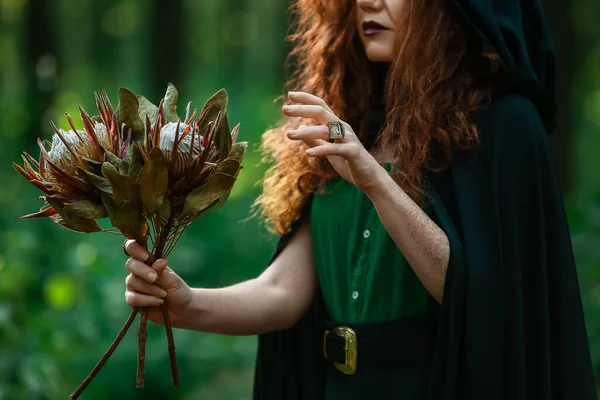 Fiatal Boszorkány Virágokkal Zöld Erdőben — Stock Fotó
