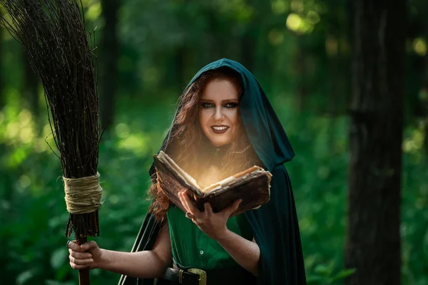 Fiatal Boszorkány Varázskönyvvel Zöld Erdőben — Stock Fotó