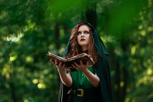 Giovane Strega Con Libro Incantesimi Nella Foresta Verde — Foto Stock