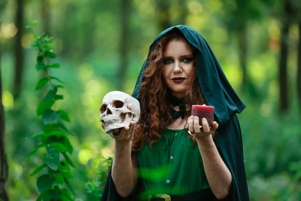 Молодая Ведьма Черепом Свечой Зеленом Лесу — стоковое фото