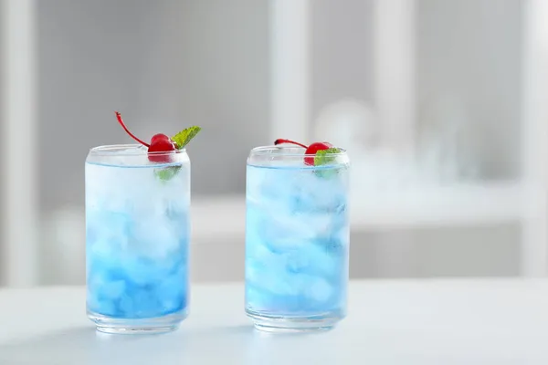 Verres Blue Lagoon Cocktail Sur Table Dans Chambre — Photo