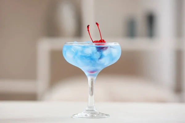 Cocktail Aus Der Blauen Lagune Auf Dem Tisch Zimmer — Stockfoto