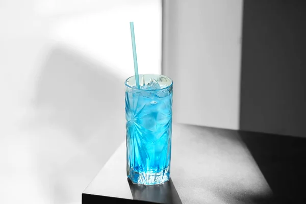 Verre Blue Lagoon Cocktail Sur Table Dans Chambre — Photo