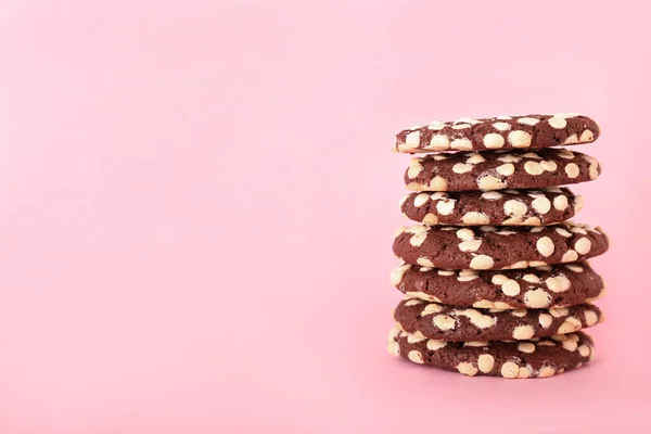 Pilha Biscoitos Gostosos Com Chips Chocolate Branco Fundo Cor — Fotografia de Stock
