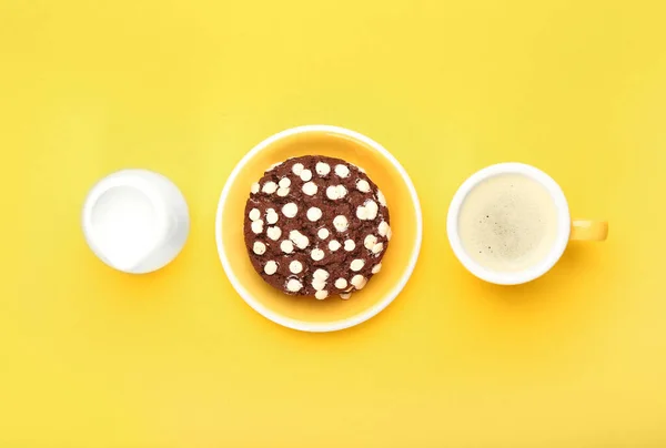 盘子里有美味的巧克力饼干 牛奶和一杯黄色背景的咖啡 — 图库照片