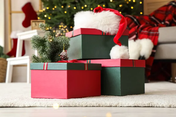 Christmas Gifts Santa Hat Floor Room — Stock Photo, Image
