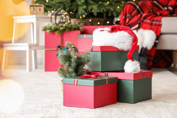 Regalos Navidad Sombrero Papá Noel Habitación —  Fotos de Stock