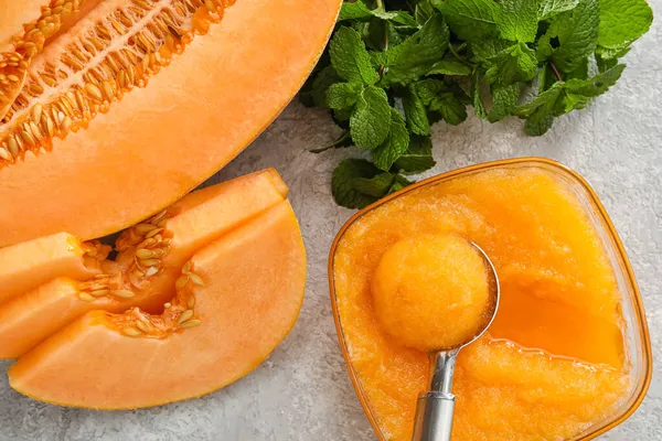 Skål Välsmakande Melon Sorbet Med Skopa Ljus Bakgrund — Stockfoto