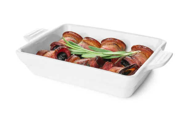 Bakning Skålen Med Plommon Krispig Bacon Vit Bakgrund — Stockfoto