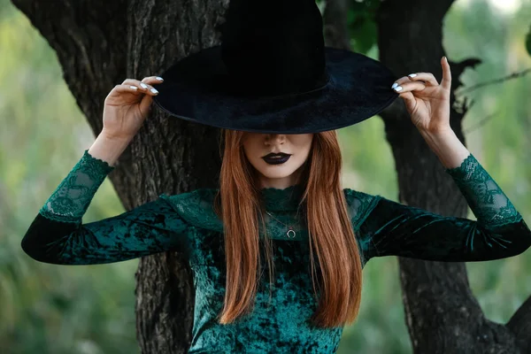 Bruxa Jovem Bonita Floresta — Fotografia de Stock