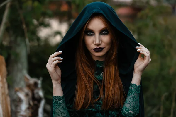 Dışarıdaki Genç Cadının Portresi — Stok fotoğraf