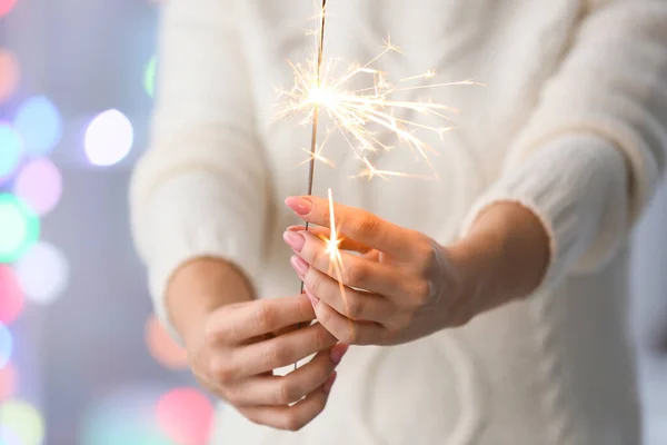 Mujer Con Bengala Contra Luces Borrosas —  Fotos de Stock