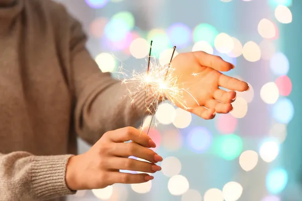 Woman Sparklers Blurred Lights — Stock Photo, Image