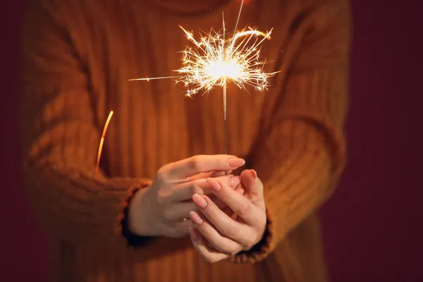 Mulher Com Sparkler Fundo Escuro Close — Fotografia de Stock