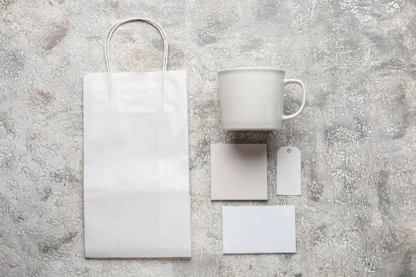 Composición Con Taza Bolsa Papel Blanco Tarjetas Sobre Fondo Claro —  Fotos de Stock