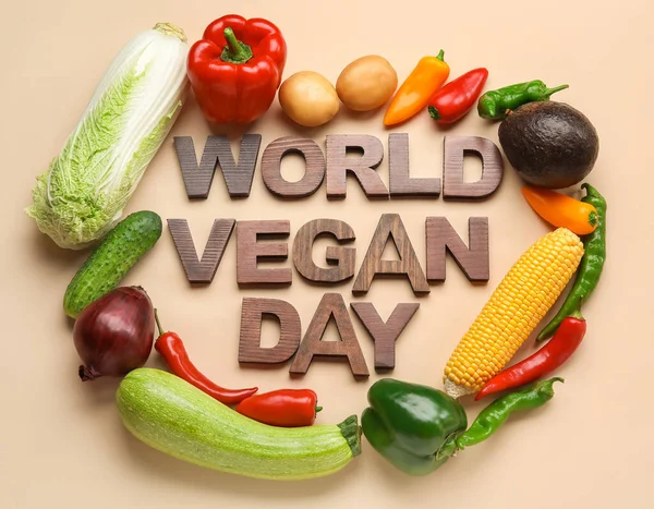 世界蔬菜日 由木制信件和蔬菜制成 背景为彩色 — 图库照片