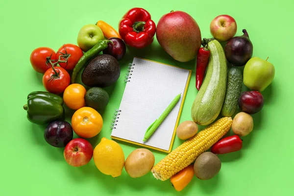 Prázdný Zápisník Pero Ovoce Zelenina Zeleném Pozadí Veganský Den — Stock fotografie