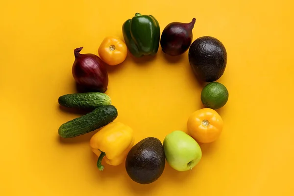 Rámeček Různých Zeleniny Ovoce Barevném Pozadí Veganský Den — Stock fotografie