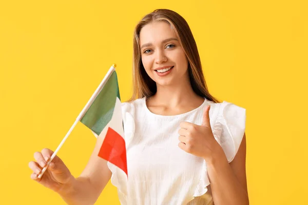 Щаслива Молода Жінка Прапором Мексики Показує Великий Жест Кольоровому Фоні — стокове фото