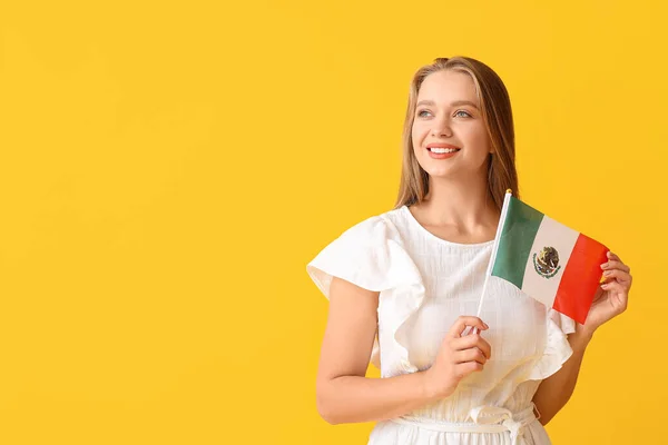 Mujer Joven Feliz Con Bandera México Sobre Fondo Color — Foto de Stock