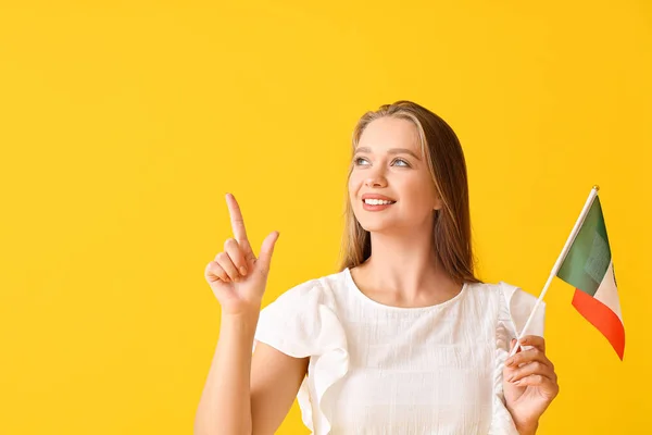 Mujer Joven Feliz Con Bandera México Mostrando Algo Fondo Color — Foto de Stock