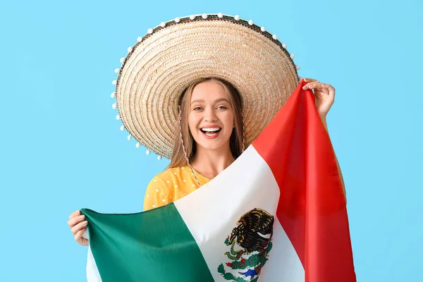 Jovem Feliz Chapéu Sombrero Com Bandeira México Fundo Cor — Fotografia de Stock