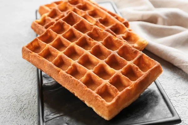 Tablero Con Deliciosos Gofres Belgas Sobre Fondo Claro Primer Plano —  Fotos de Stock