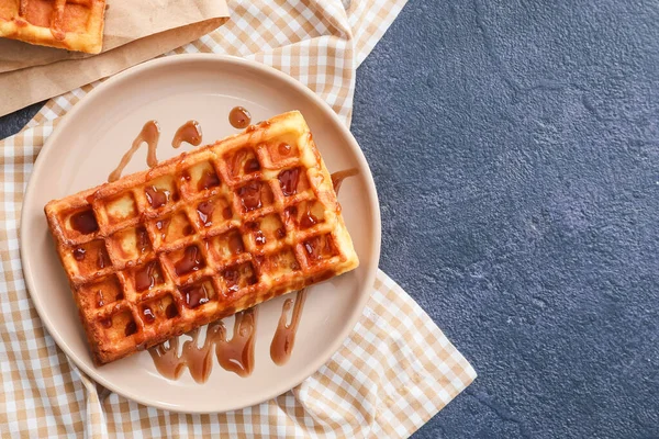 Placa Con Delicioso Gofre Belga Mermelada Sobre Fondo Gris — Foto de Stock