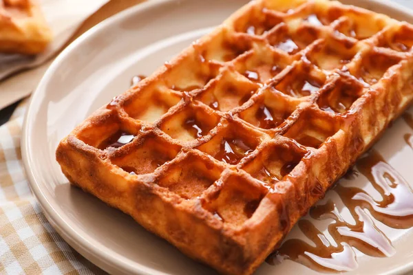 Teller Mit Leckeren Belgischen Waffeln Und Marmelade Auf Dem Tisch — Stockfoto