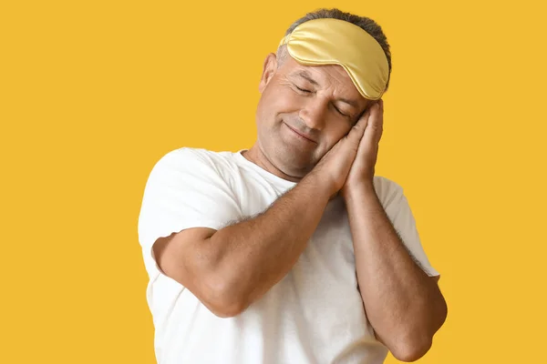 Volwassen Man Met Slaapmasker Kleur Achtergrond — Stockfoto