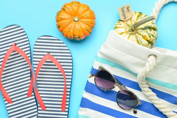 Flip Flops Beach Bag Sunglasses Pumpkins Paper Card Text Happy — Stock Photo, Image