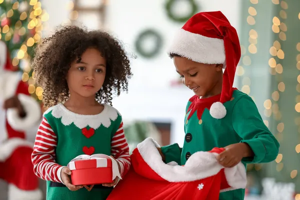 Crianças Afro Americanas Com Presente Saco Papai Noel Casa — Fotografia de Stock