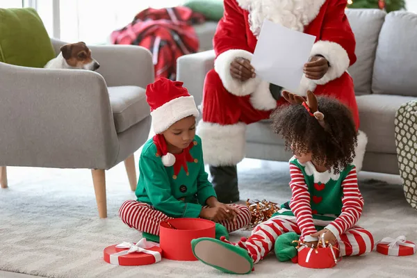 Little African American Children Opening Christmas Gifts Home — Stock Photo, Image