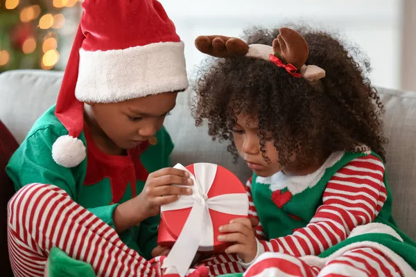 Kleine Afroamerikanische Kinder Mit Weihnachtsgeschenk Hause — Stockfoto