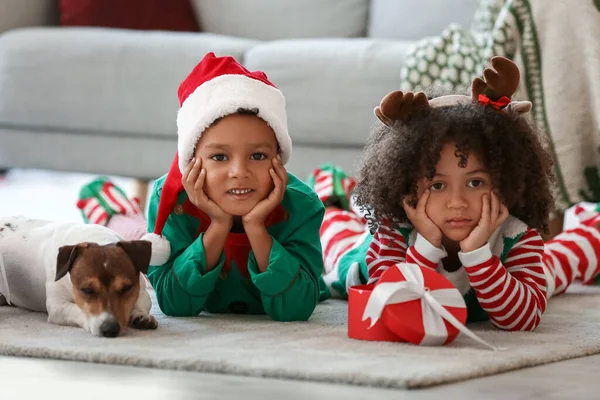 Kleine Afroamerikanische Kinder Mit Weihnachtsgeschenk Und Hund Hause — Stockfoto