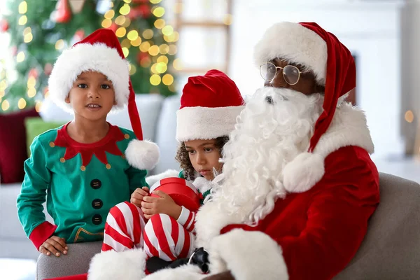 Маленькие Афроамериканские Дети Дедом Морозом Дома — стоковое фото