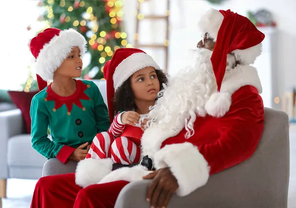 Crianças Afro Americanas Com Papai Noel Casa — Fotografia de Stock