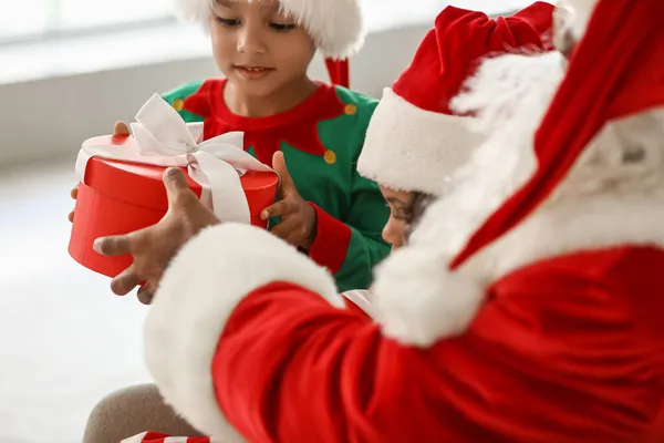 Weihnachtsmann Beschenkt Kleinen Afroamerikanischen Jungen Hause — Stockfoto