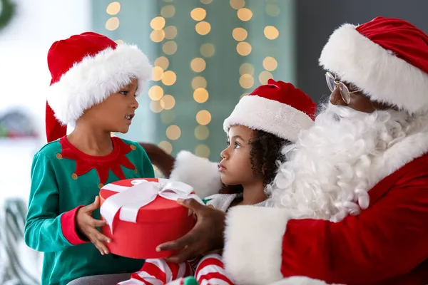 Kleine Afroamerikanische Kinder Mit Dem Weihnachtsmann Hause — Stockfoto