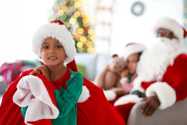 Menino Afro Americano Com Saco Papai Noel Casa — Fotografia de Stock