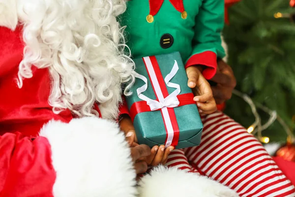 圣诞老人在家里送给非洲裔小男孩礼物 特写镜头 — 图库照片