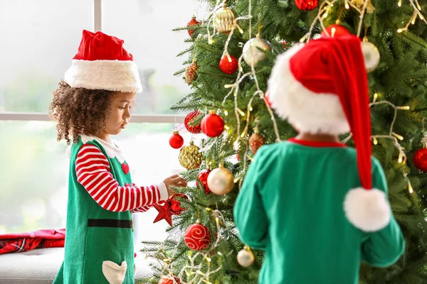 Kleine Afroamerikanische Kinder Schmücken Weihnachtsbaum Hause — Stockfoto