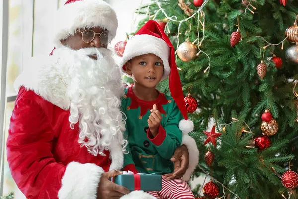 Der Weihnachtsmann Mit Dem Kleinen Afroamerikanischen Jungen Hause — Stockfoto