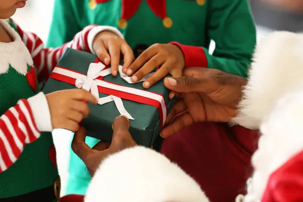圣诞老人在家里送给非洲裔美国小孩礼物 — 图库照片