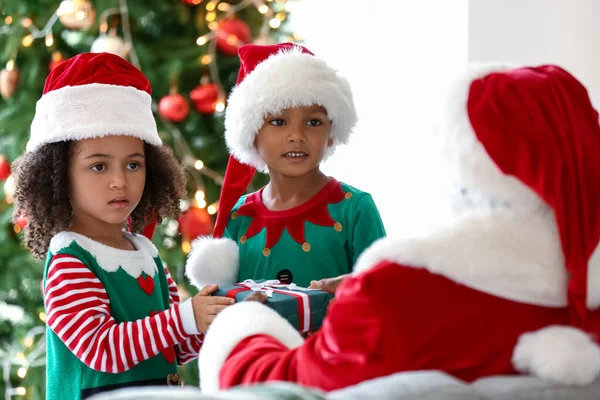 Santa Claus Giving Present Little African American Children Home — Stock Photo, Image