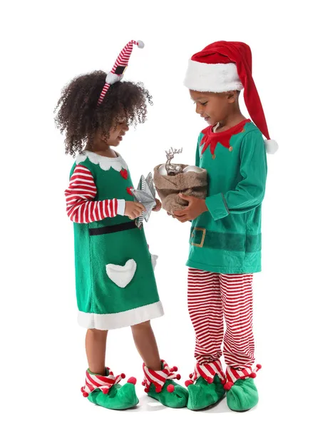 非洲裔美国小孩打扮成身穿白色背景圣诞装束的精灵 — 图库照片