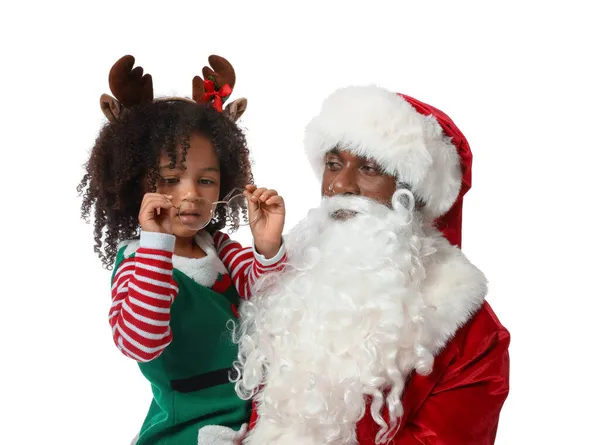 Niña Afroamericana Con Santa Claus Sobre Fondo Blanco —  Fotos de Stock