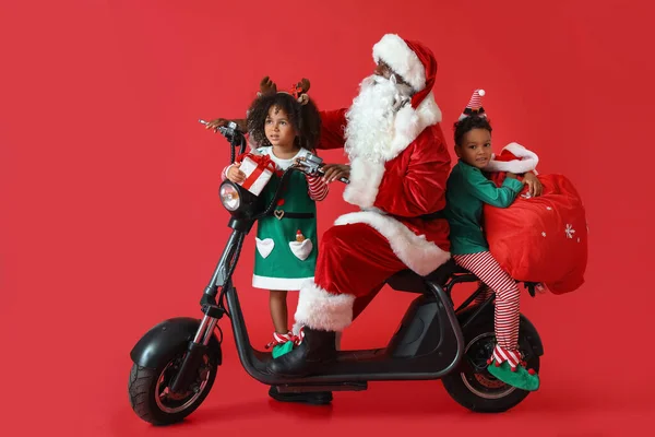 Niedliche Kleine Wichtel Mit Weihnachtsmann Und Geschenken Fahrrad Fahren Auf — Stockfoto